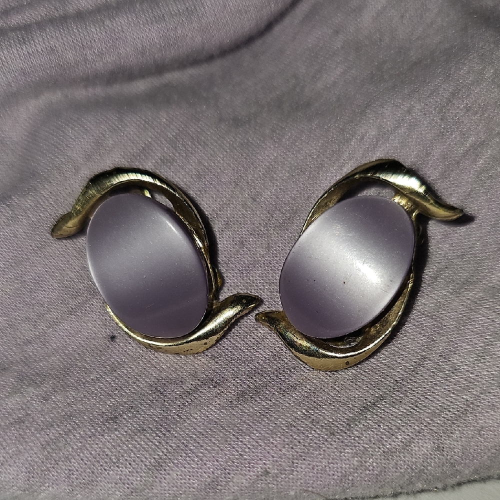 Vintage Lilac Cabochon Gold-Tone Clip Earrings - Picture 2 of 3